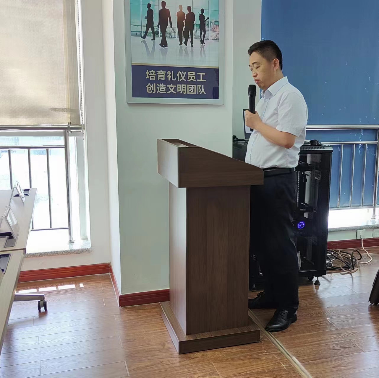 副總.jpg 副總.jpg